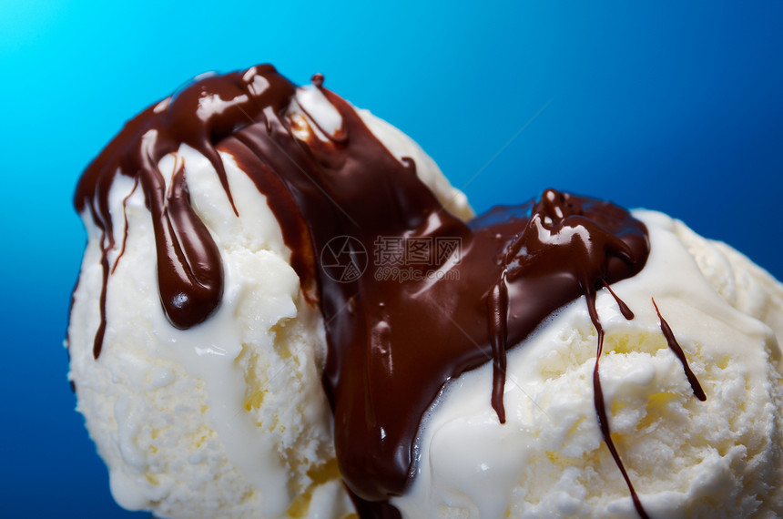 冰淇淋加巧克力酱圣代乳白色奶油小路香草美食糖果食物白色杯子图片