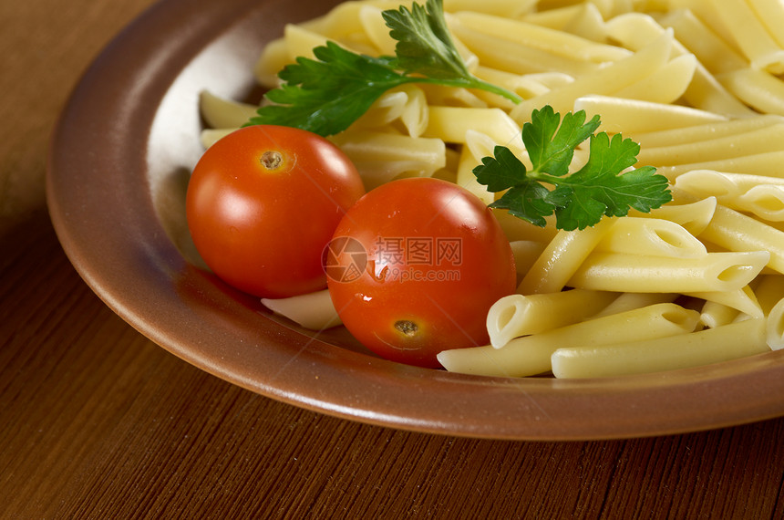 美味的通心面美食菜板木头西红柿宏观素菜照片食物桌子烹饪图片