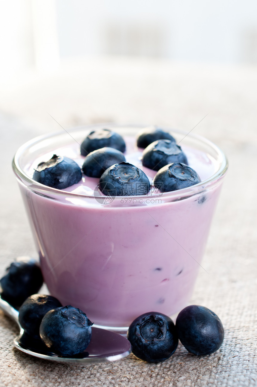 酸奶和成熟的蓝莓图片