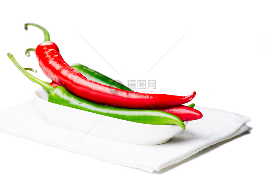 隔离的绿辣椒和红辣椒烹饪节食盘子辣椒素杂货团体蔬菜香料胡椒宏观图片
