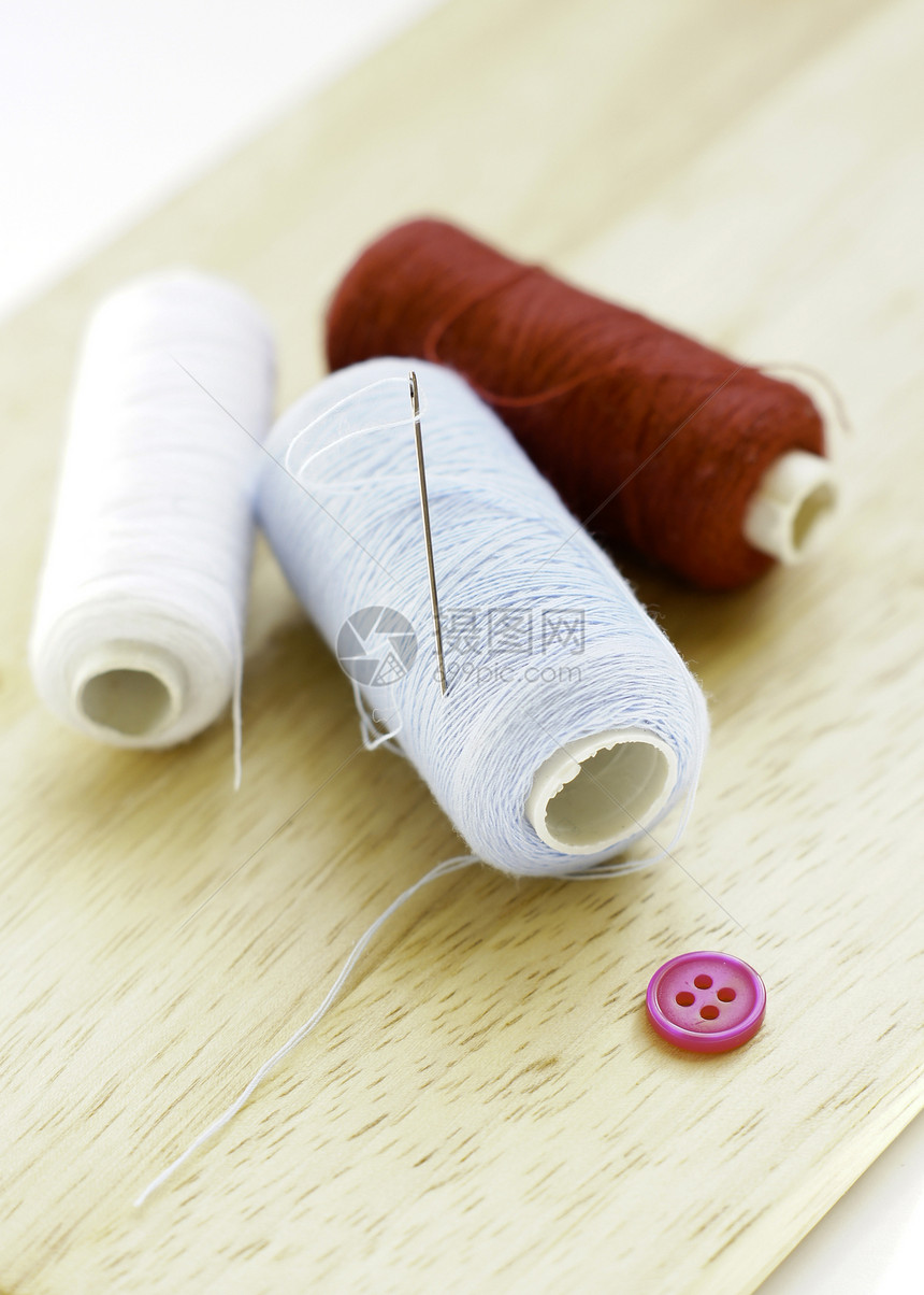 白背景上的按钮 针头和线串团体工具纺织品紧固件针线活裁缝玻璃刺绣缝纫爱好图片