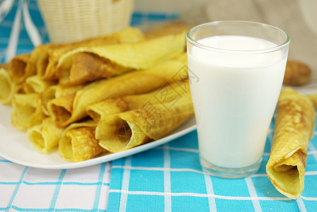 瓦式卷滚白色饼干茶点倾斜包子食物蛋糕甜点美食棕色高清图片