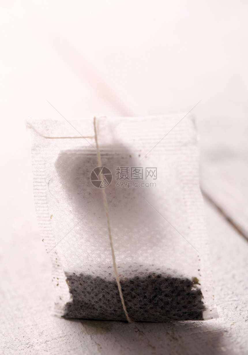 白色表面的茶袋工作室饮料味道茶包文化宏观早餐草本植物绳索标签图片