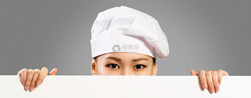 亚洲女厨师 手持该文本海报的亚洲女性厨师广告横幅木板餐厅职员微笑帽子厨房职业助手图片