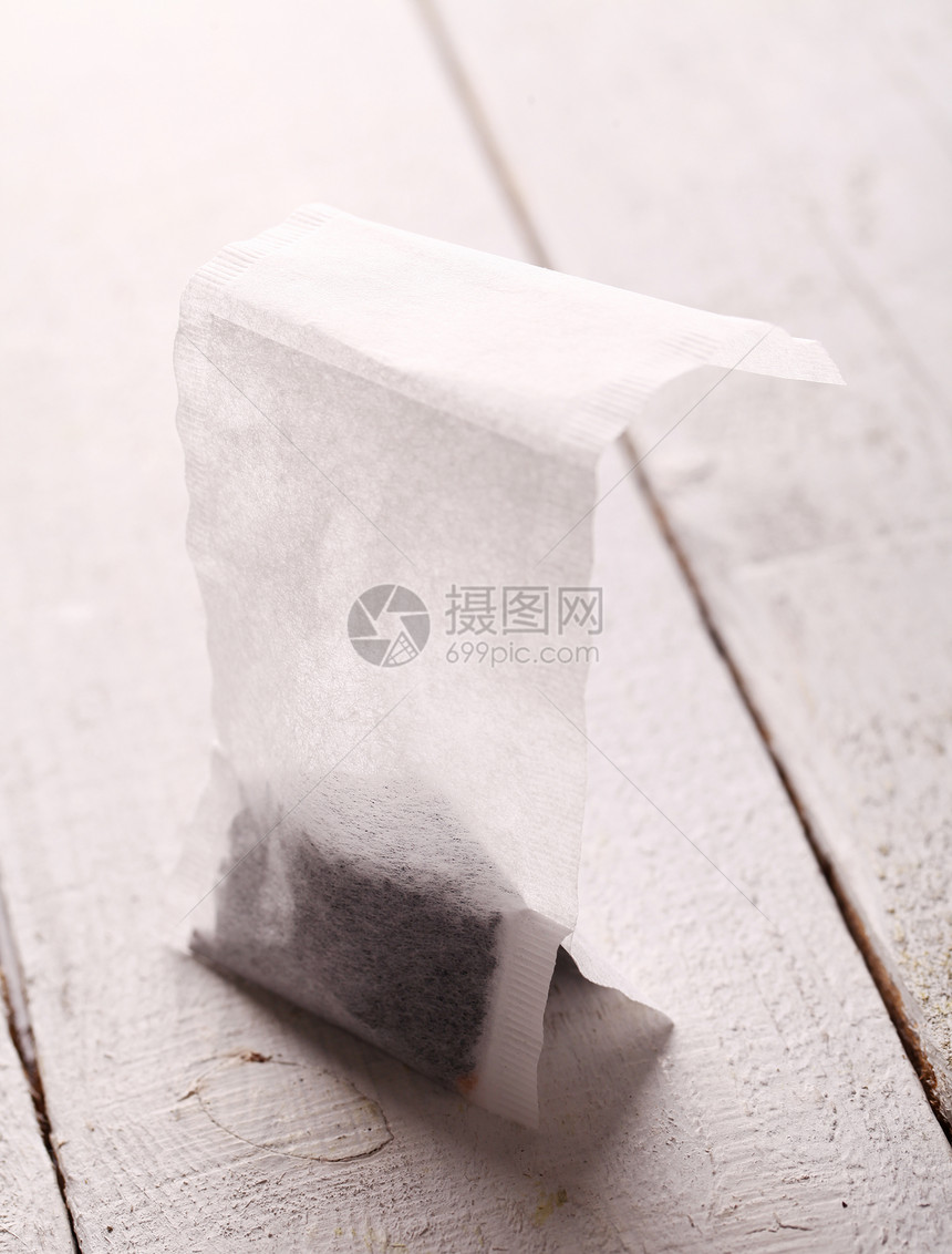 白色表面的茶袋文化茶点治疗绳索标签植物宏观食物饮料茶包图片