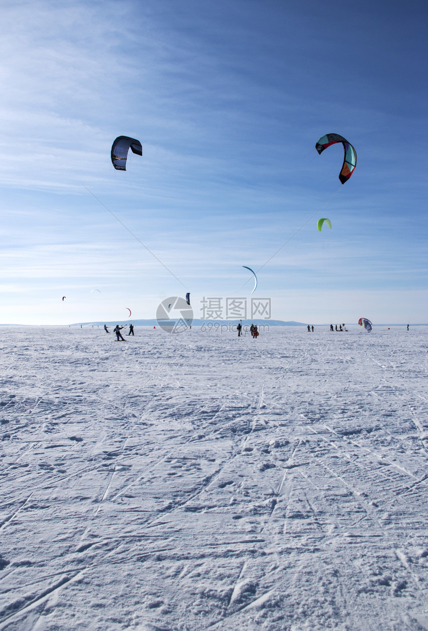 冬季风筝活动蓝色冒险阳光头盔乐趣滑雪追求动作爱好图片