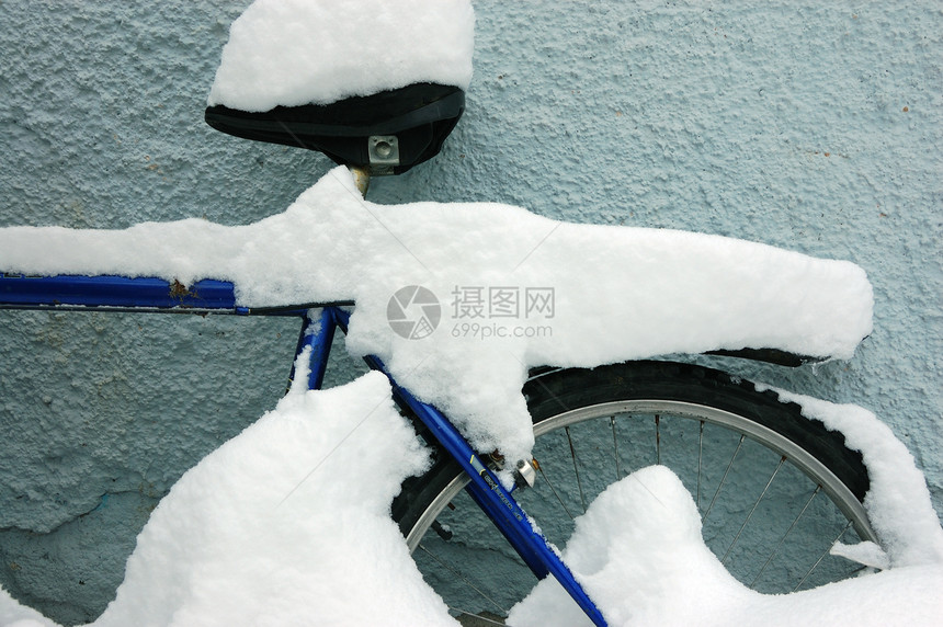 冬季的园圃蓝色季节自行车花园图片