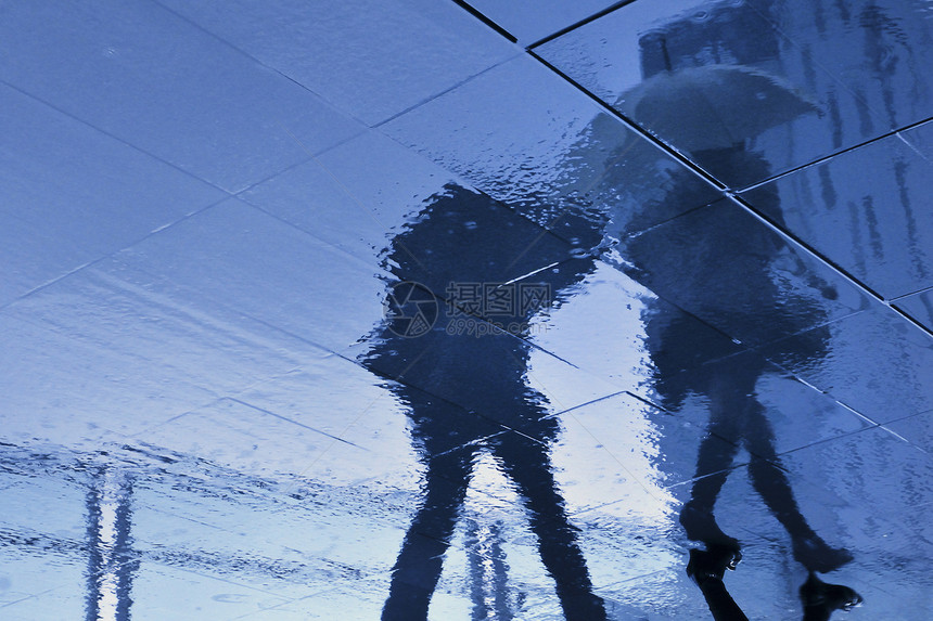 下雨城市反射蓝色街道路面女孩天气夫妻图片
