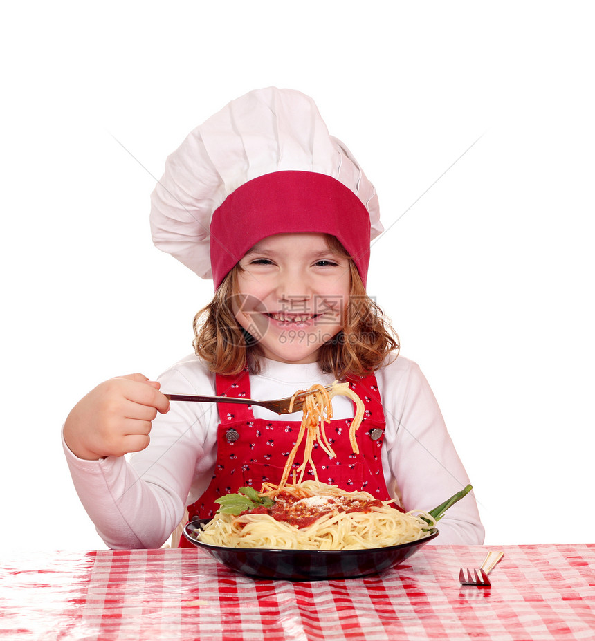 饥饿的小女孩做饭吃意大利面面条青年美食小吃盘子女孩帽子烹饪童年厨师图片