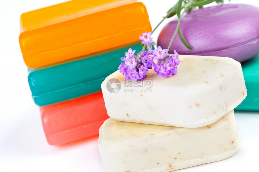 各种芳香有机手工制肥皂和新鲜拉凡德水流图片