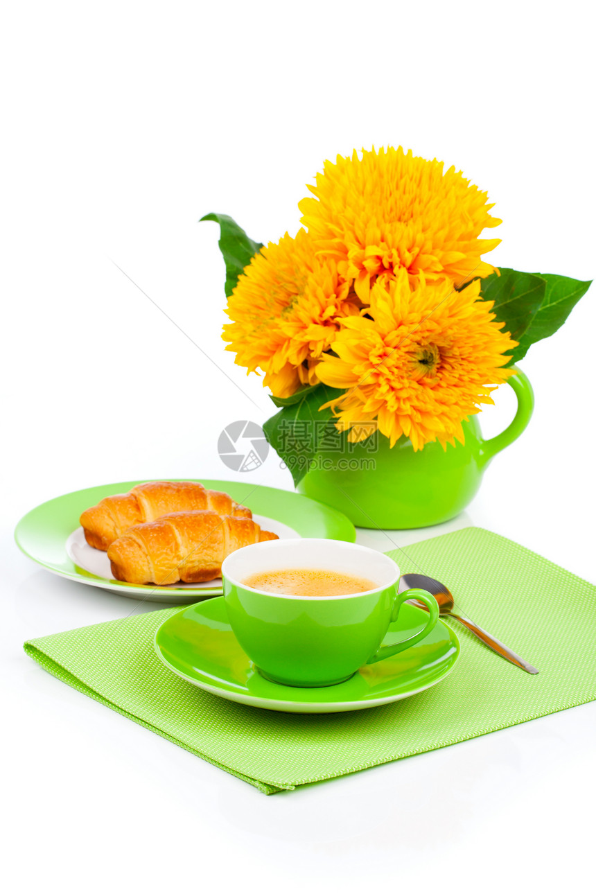 新鲜咖啡和美味可口的羊角面包和向日葵 在白堡上杯子早餐阴影热饮面团食物小吃脆皮盘子黄油图片