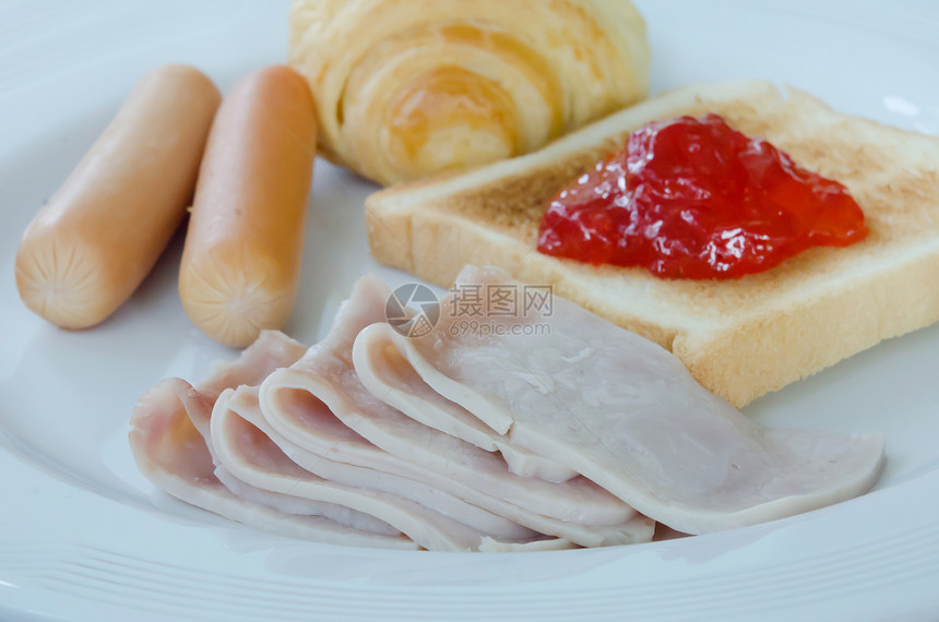 美式早餐营养白色香肠面包猪肉盘子食物红色蔬菜图片