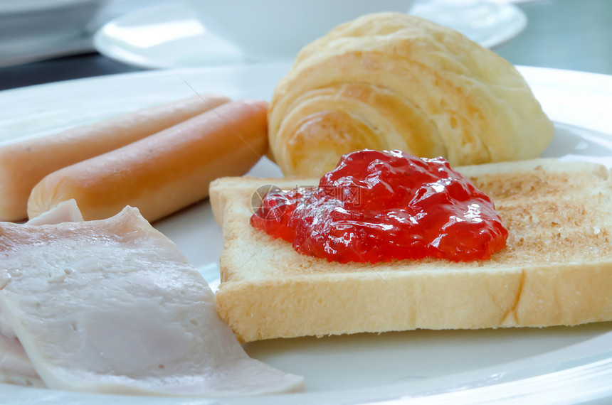 新鲜的早餐猪肉食物红色营养面包盘子蔬菜白色香肠图片