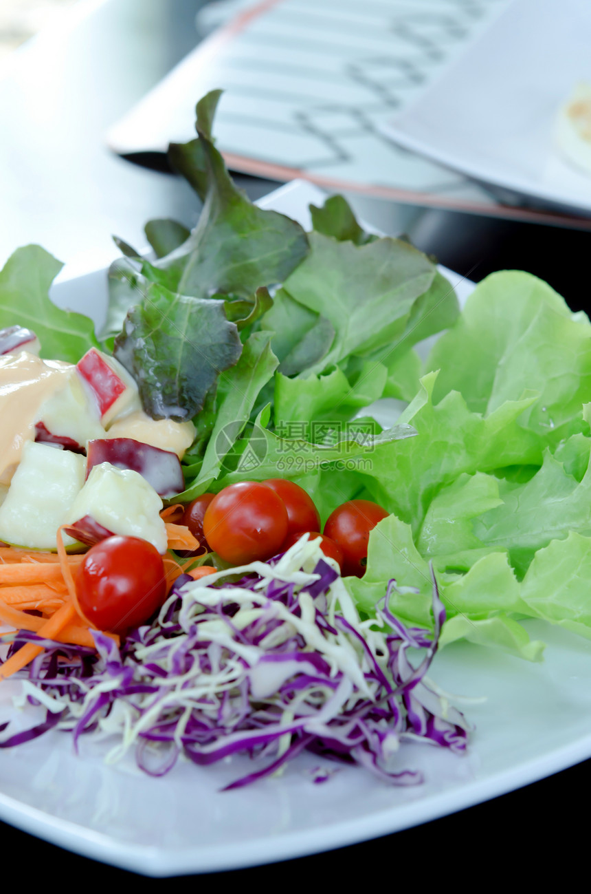 新鲜沙拉营养绿色紫色食物白色红色蔬菜盘子图片