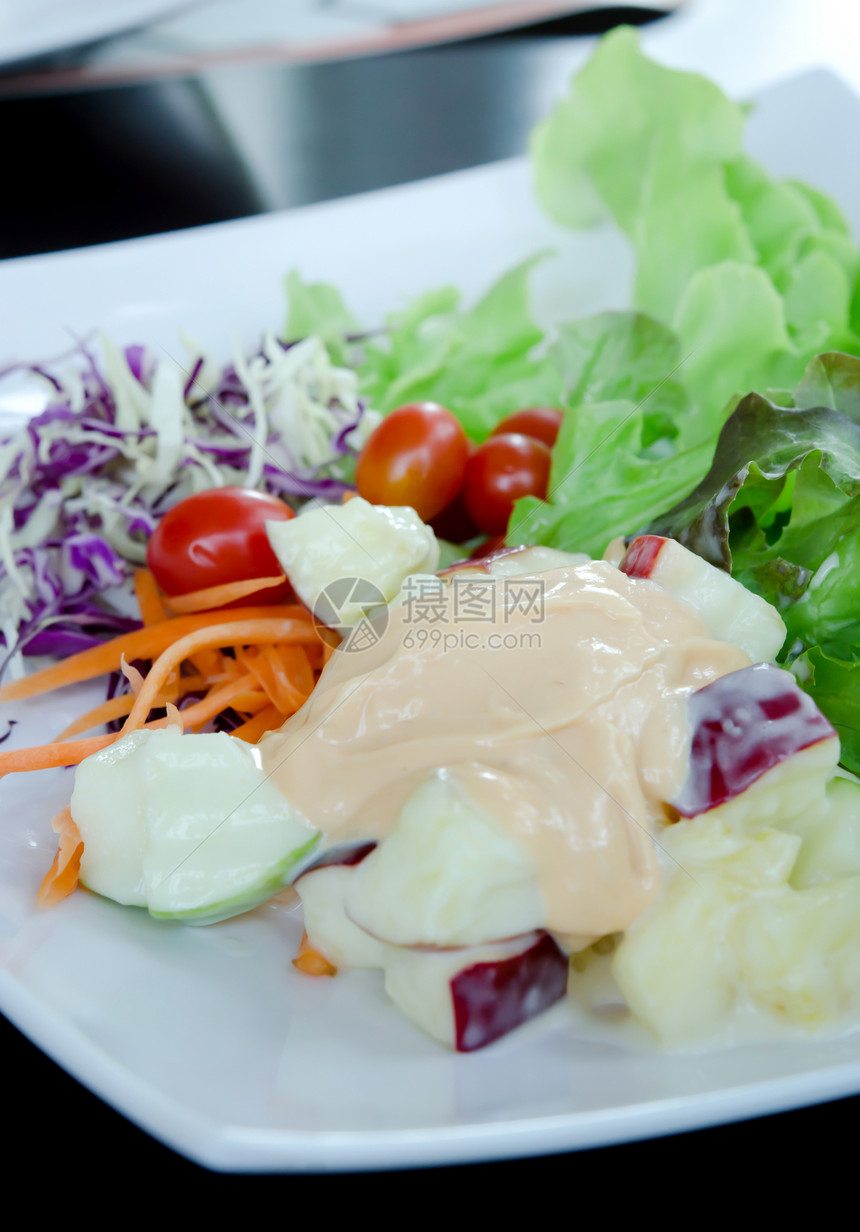 新鲜沙拉紫色白色绿色食物红色蔬菜奶油营养盘子图片