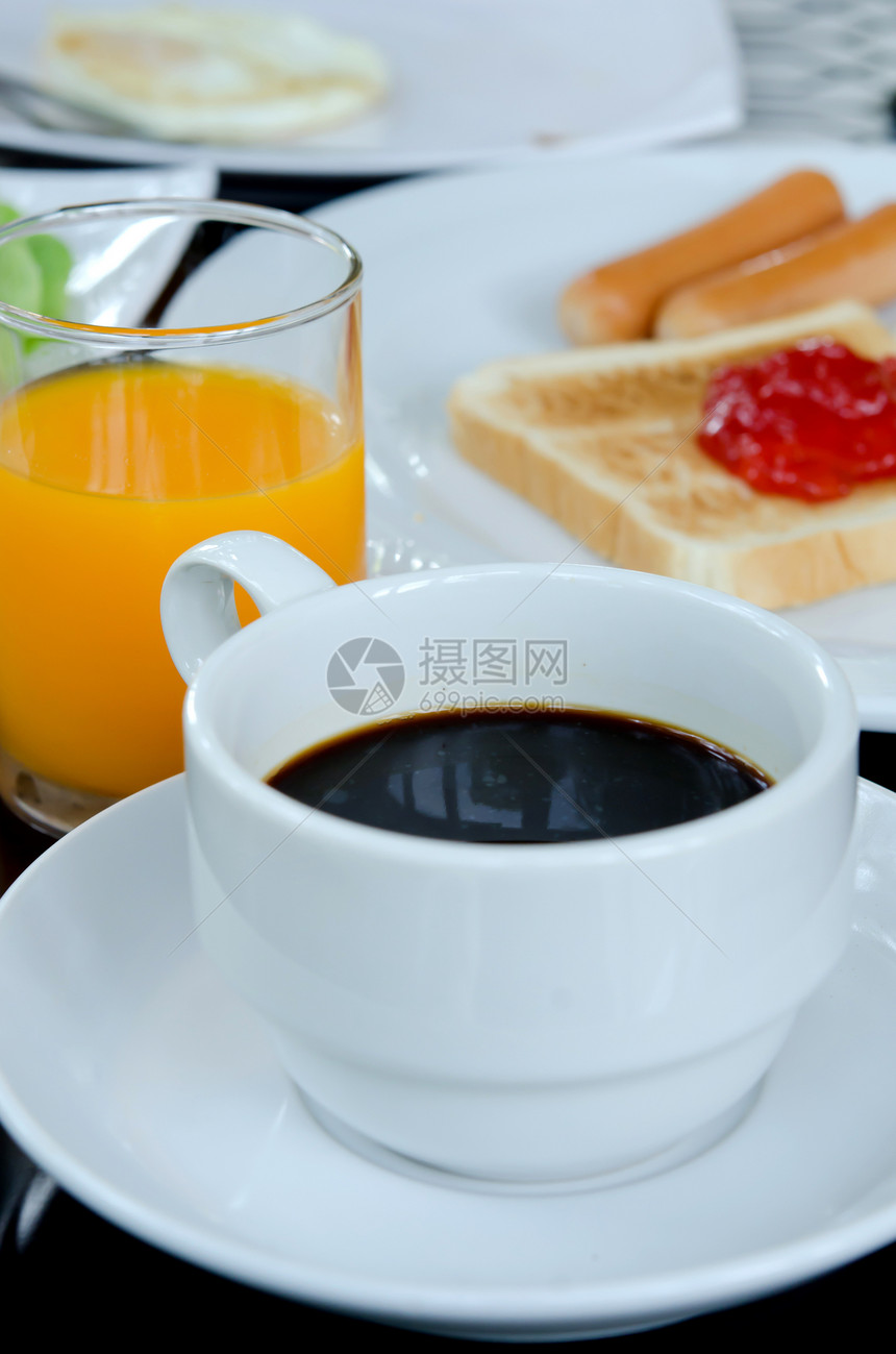 早餐盘子桌子橙子白色面包糕点食物杯子果汁咖啡图片