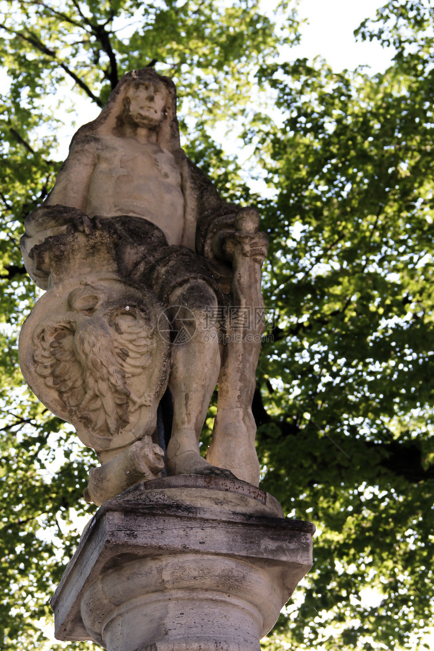 奥地利克雷姆斯的旧雕像图片