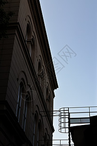 大楼轮光图蓝色阴影建筑城市窗户石头天空房子黑色建筑学背景图片