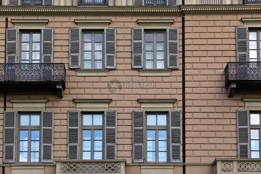 意大利房屋外表城市住宅镜子建筑框架玻璃木头建筑学房子阳台图片