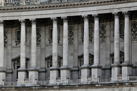 宫殿中各纵列的柱子背景图片