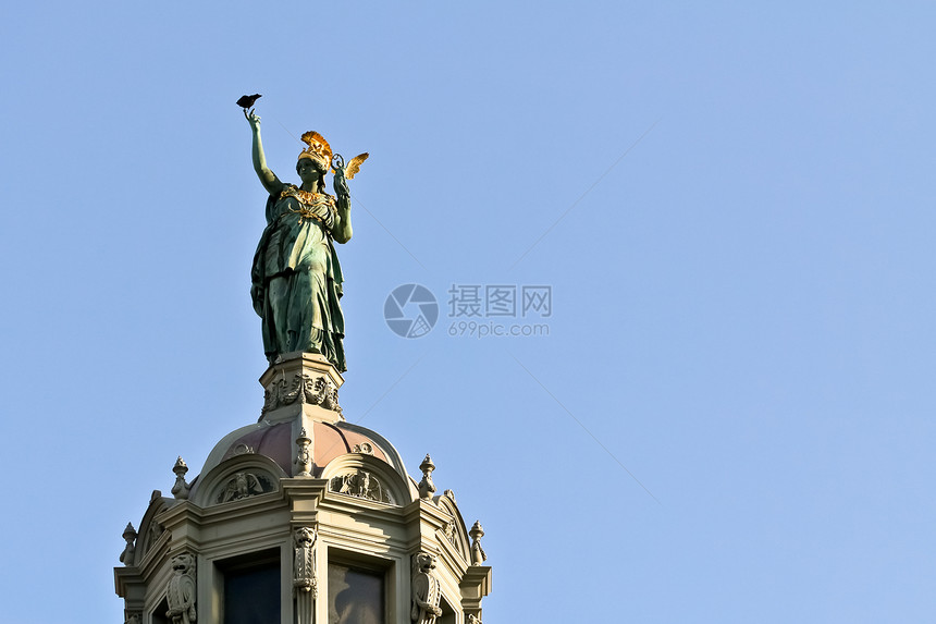 希腊女神建筑古铜色蓝色历史性艺术雕像雕塑太阳建筑学阴影图片