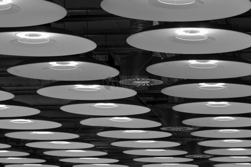 现代灯台反射城市艺术圆圈天花板建筑学线条建筑金属网格图片