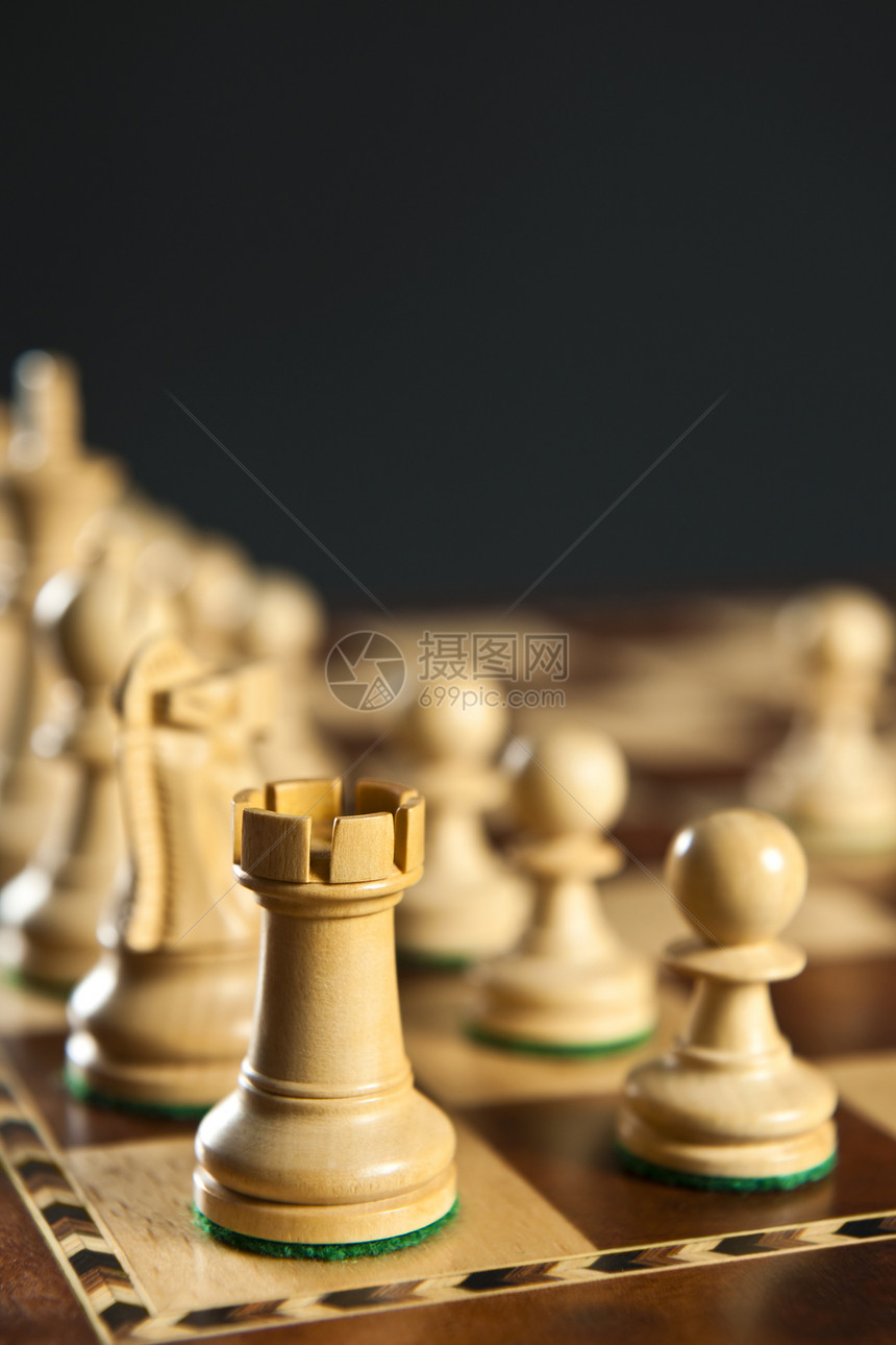 船上的白象棋碎片城堡木头木板竞赛挑战性战略典当棋子游戏棋盘图片
