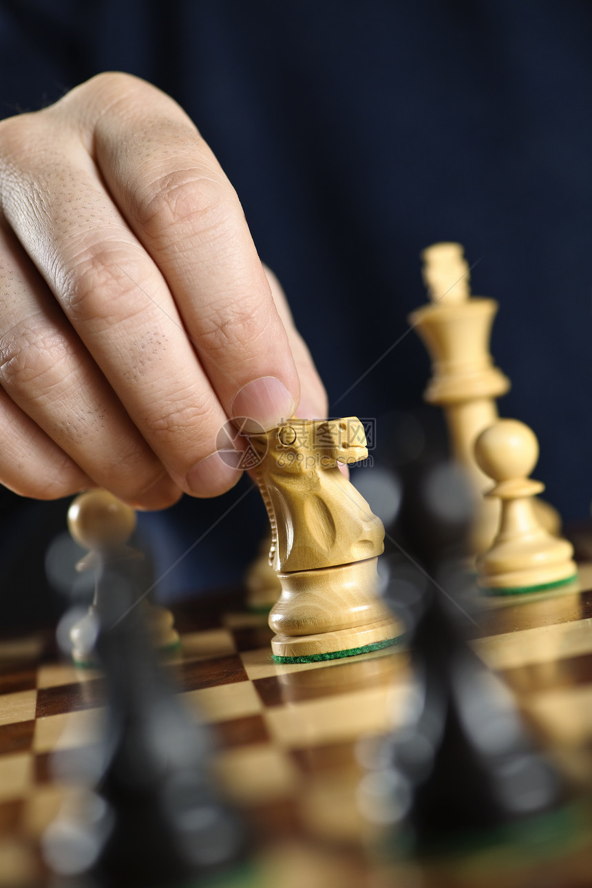 象棋棋盘上的手动骑士挑战性竞争者男人战略挑战者手指木板竞赛白色男性图片