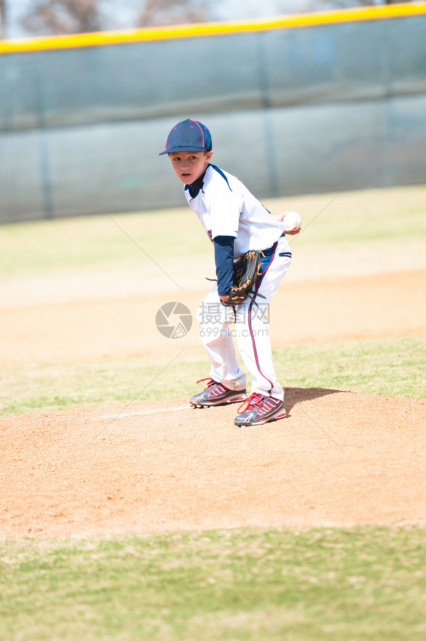 青年棒球投手的外观图片