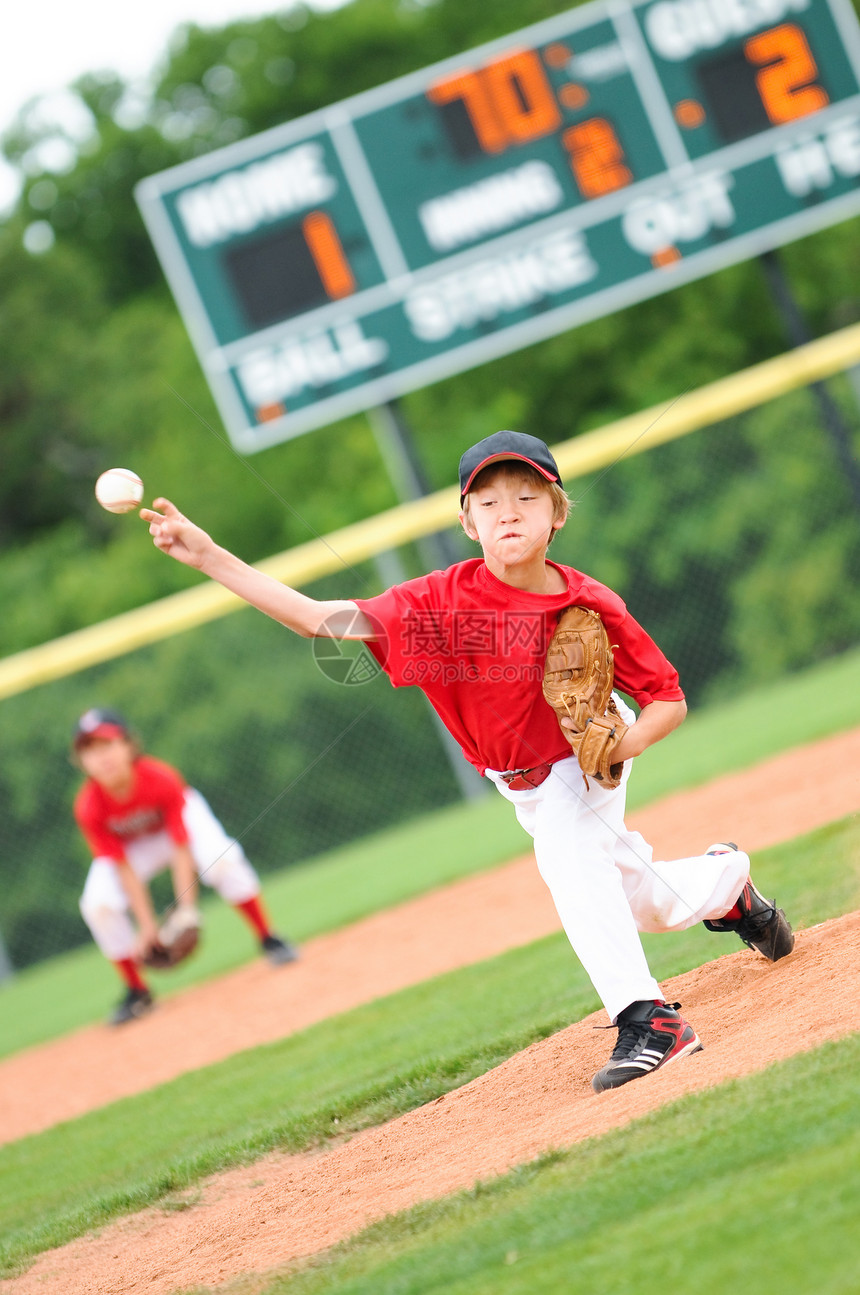 年轻棒球选手投球的球图片