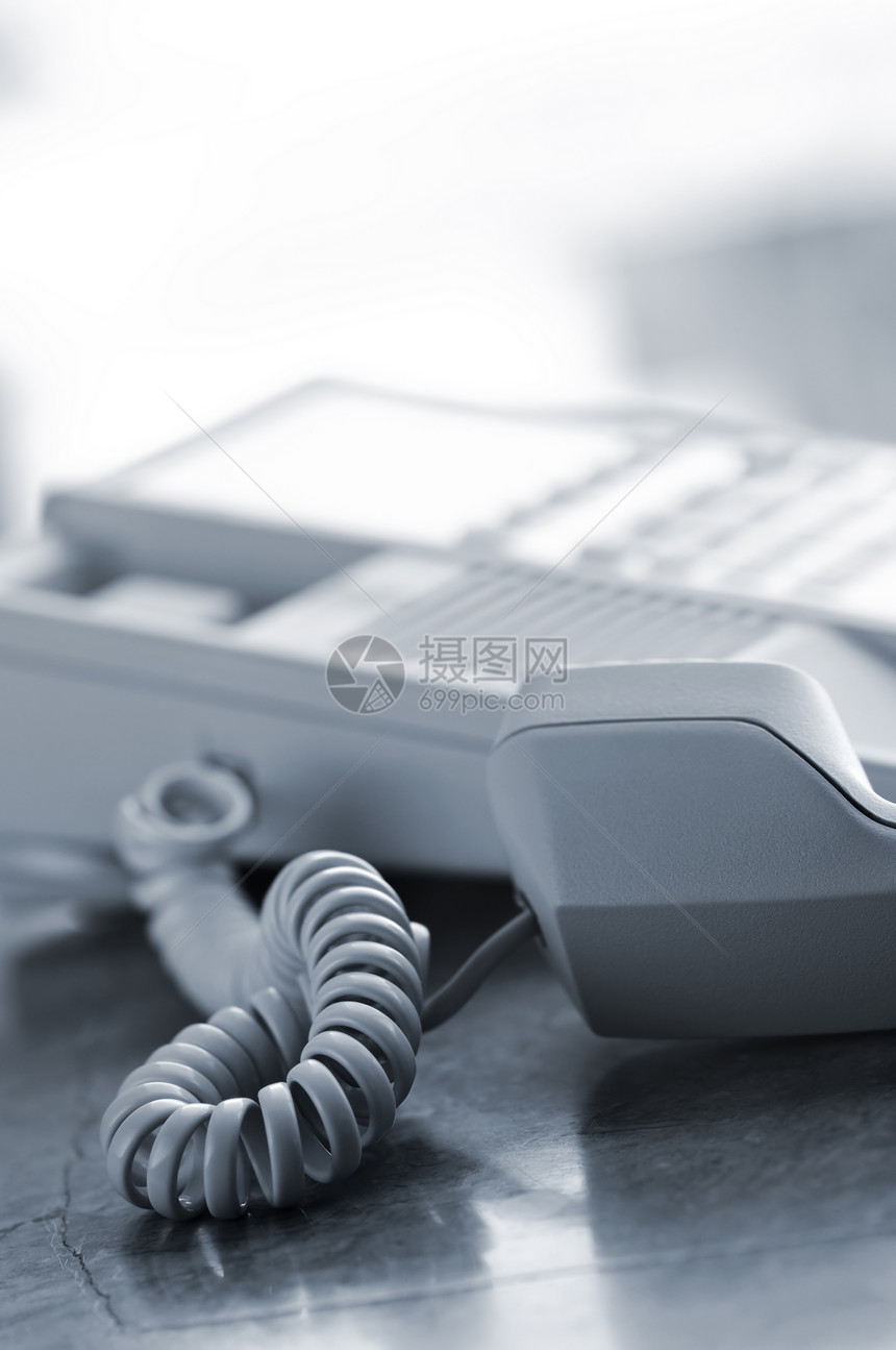 服务台电话脱钩灰色呼唤摘机听筒电讯金属绳索桌子固定电话电话线图片
