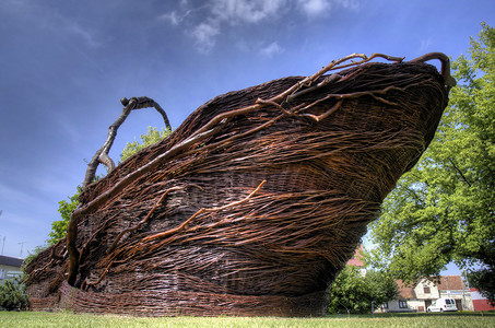 世界上最大的螺旋篮子垃圾棕色工艺艺术褐色材料手工业太阳岩石棕褐色背景图片