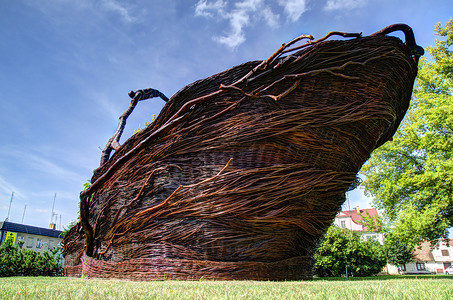 世界上最大的螺旋篮子岩石褐色棕褐色垃圾手工业棕色艺术材料柳条太阳背景图片
