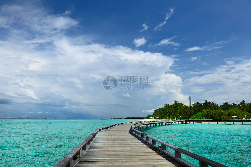 美丽的海滩和码头天空旅行海岸线热带蓝色平台奢华海景假期风景图片