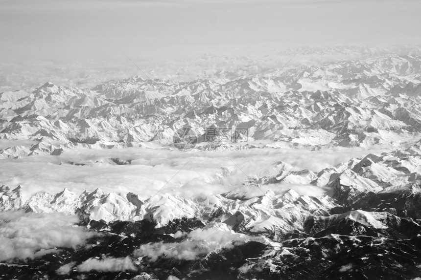 从阿尔卑斯山上空的飞机上查看天线土地顶峰旅行鸟眼黑色白色墙纸天空荒野图片