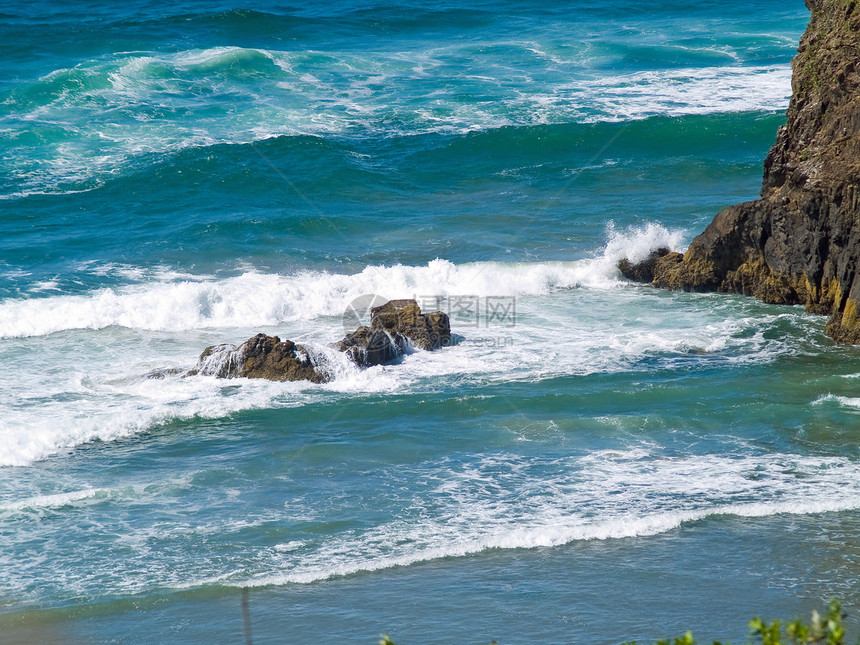 在海浪撞击的海岸上明信片季节天堂沿海巨石海岸线海景场景旅游海洋图片