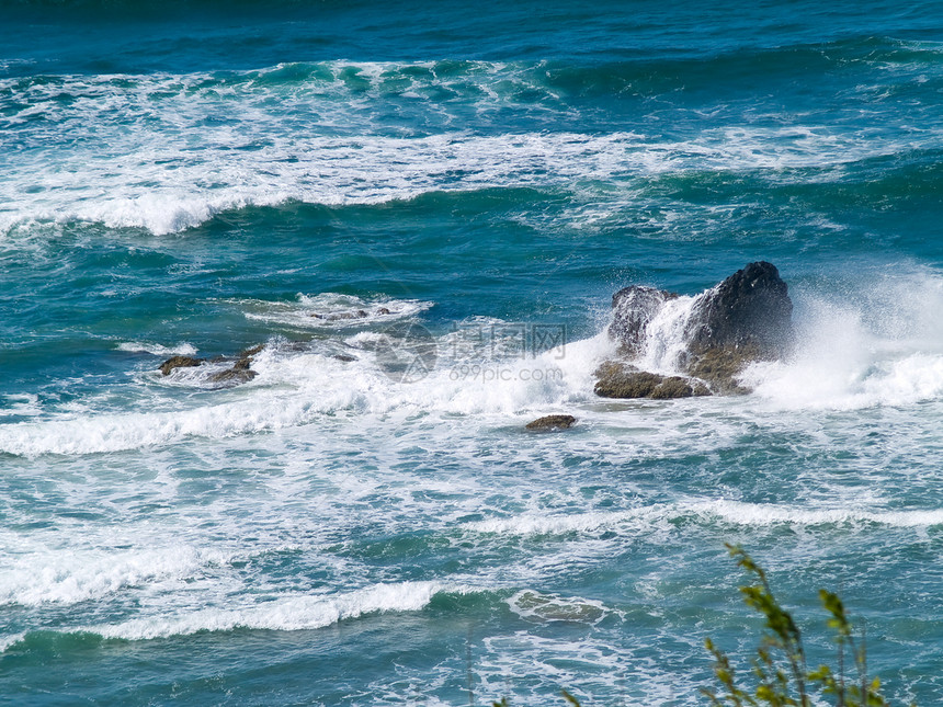 在海浪撞击的海岸上旅游海洋海景明信片巨石沿海游客侵蚀太阳场景图片