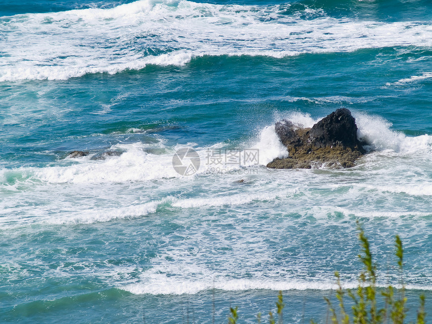 在海浪撞击的海岸上太阳季节热带美丽旅游石头巨石天堂碰撞墙纸图片