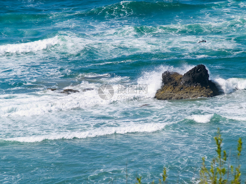 在海浪撞击的海岸上岩石热带碰撞墙纸场景季节支撑海岸线海洋海景图片