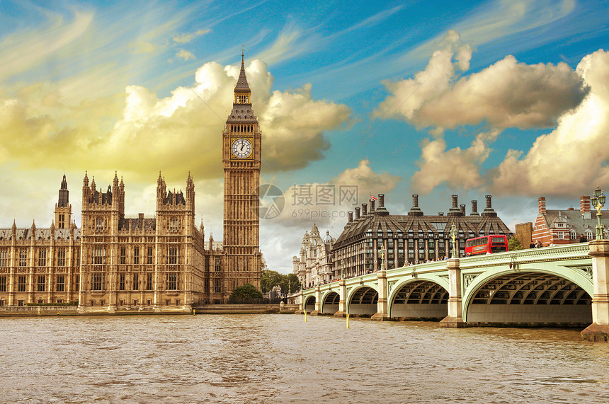 伦敦 威斯敏斯特桥和帕里大厦的美景建筑物场景景观建筑首都旅游蓝色房屋吸引力反射图片