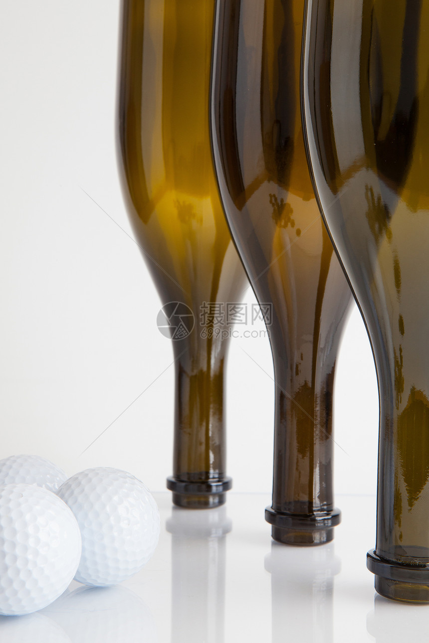 三瓶反射眼镜瓶子饮料食品运动高尔夫球图片