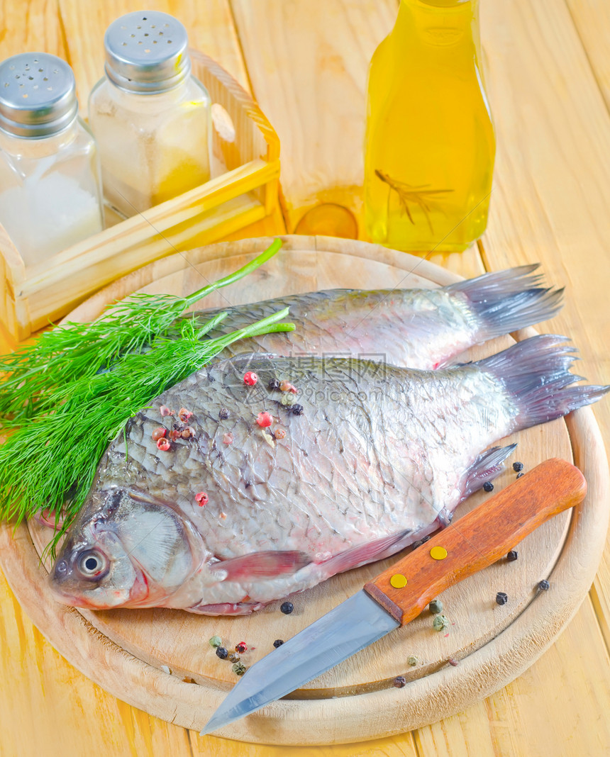新鲜鲤鱼钓鱼饮食美食尾巴海鲜香菜厨房桌子烹饪蔬菜图片