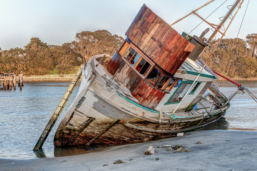 海滩上沉船的Ashwash损害腐烂废墟钓鱼港口航海木头支撑血管海洋图片