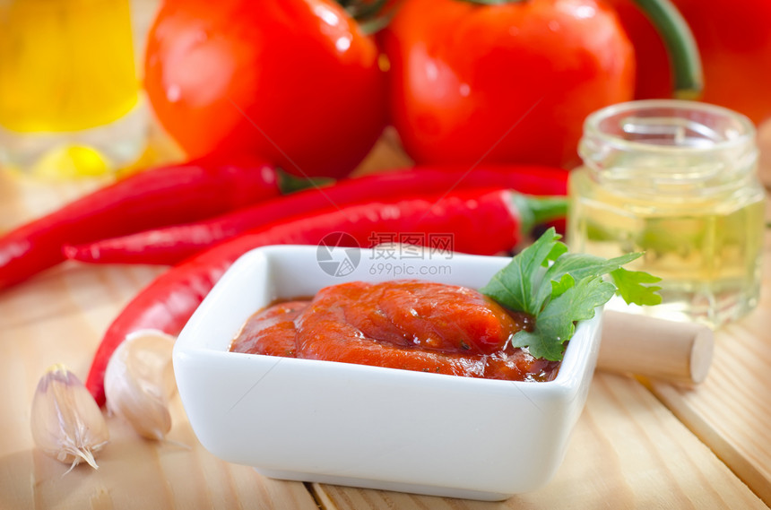 白碗里西红茄和辣椒酱奶油切菜板作品桌子烹饪菠菜勺子美食蔬菜食品图片