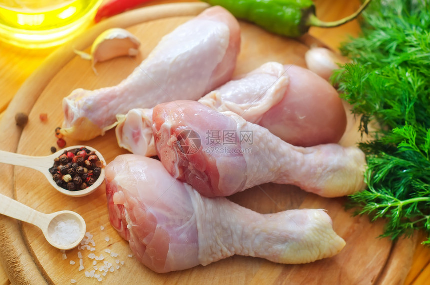 Сырые куриные на деревянной доске курица со специями图片