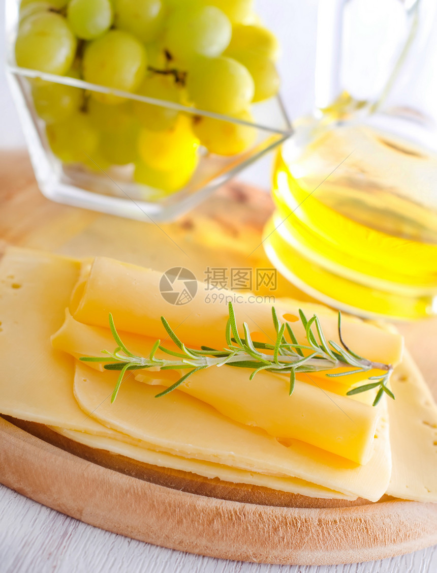 意大利干酪 配有新鲜的迷迭香和葡萄营养牛奶生活工作室美食橙子三角形小吃熟食烹饪图片