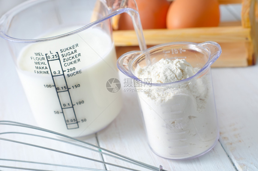 面 蛋 面粉和牛奶的成份平衡混合物杯子玻璃平底锅面团金属糕点气泡乡村图片