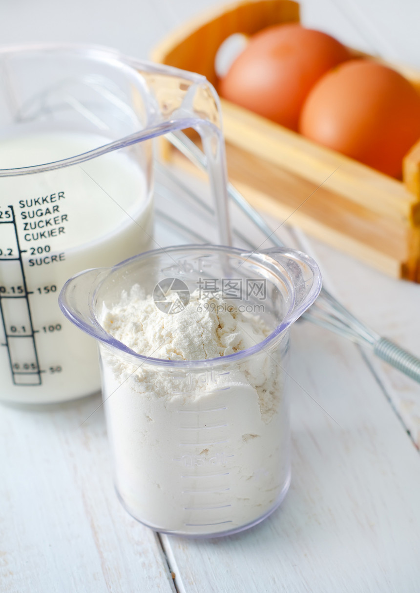 面 蛋 面粉和牛奶的成份材料打蛋器产品桌子厨房木材平底锅饮食食物平衡图片
