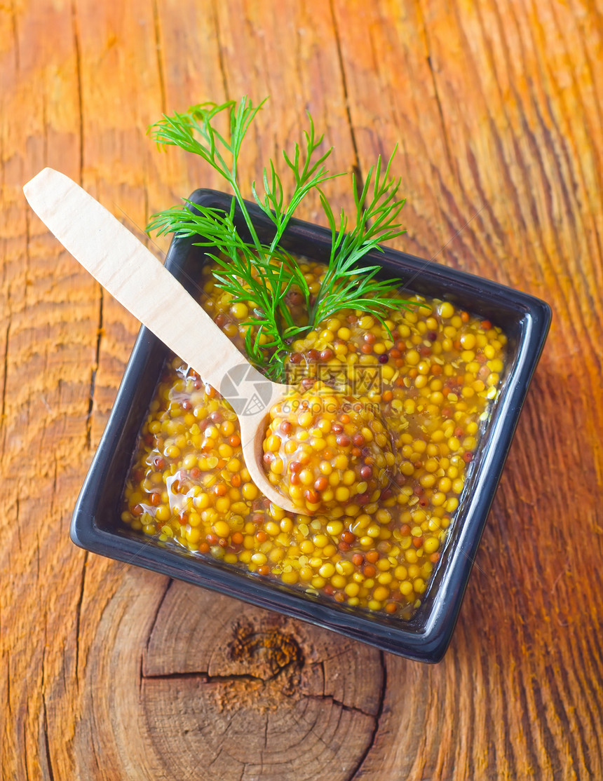 桌上黑碗里的芥末香料植物叶子食物食谱烹饪敷料种子味道美味图片