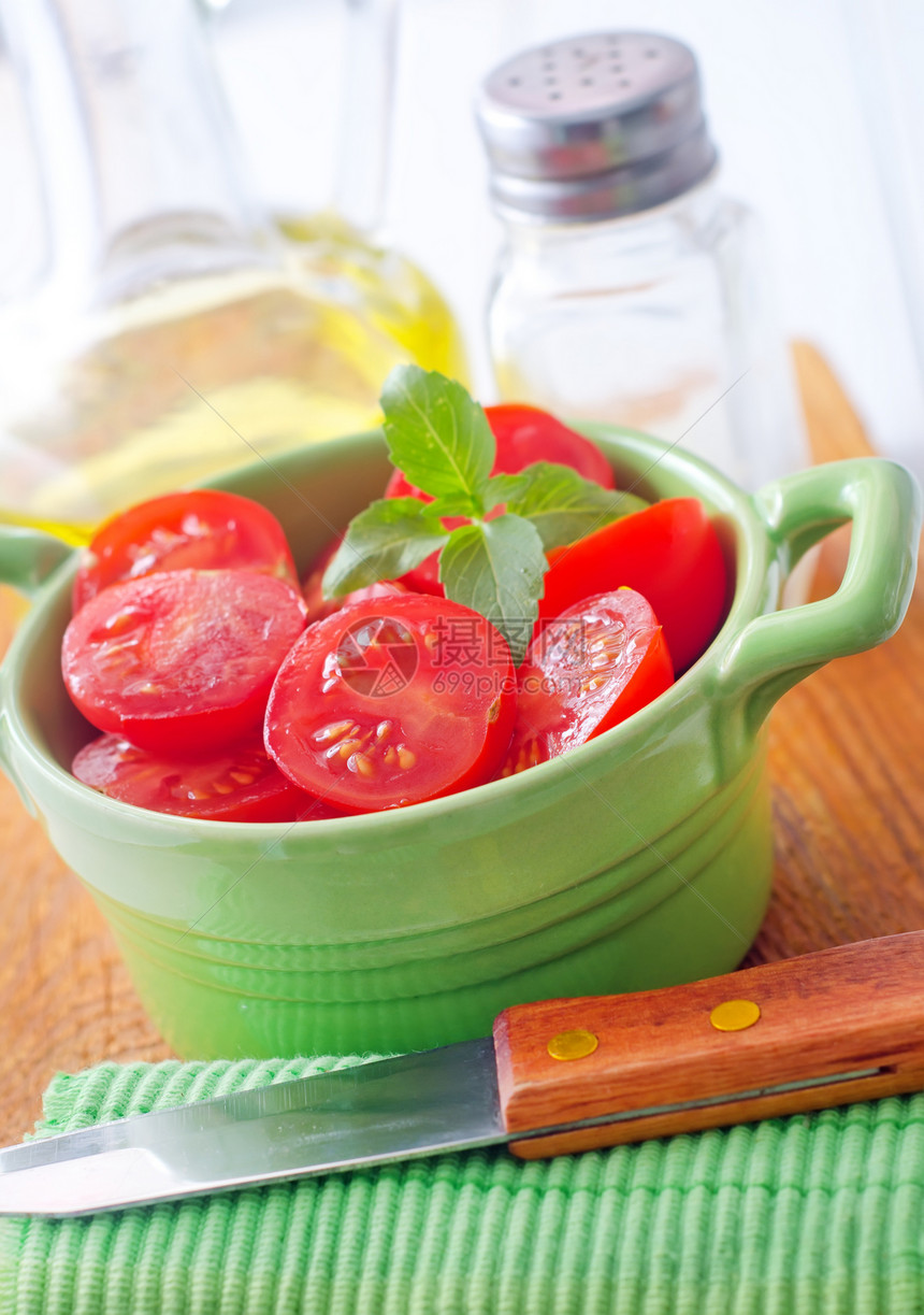 碗里新鲜的番茄加绿色鱼食物种子植物横截面美食香料宏观叶子沙拉营养图片